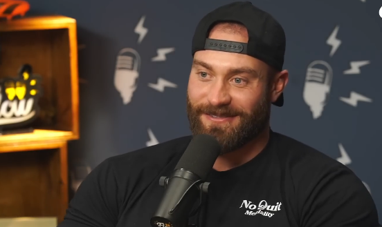 Chris Bumstead falando sobre os vilões de sua dieta