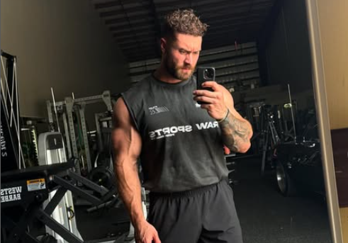Chris “CBum” Bumstead tirando selfie no espelho