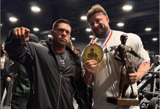 Fabrício Pacholok e Derek Lunsford celebrando com troféus.