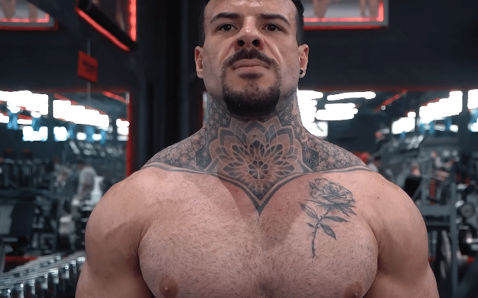 Lercio Refundini exibe físico na academia