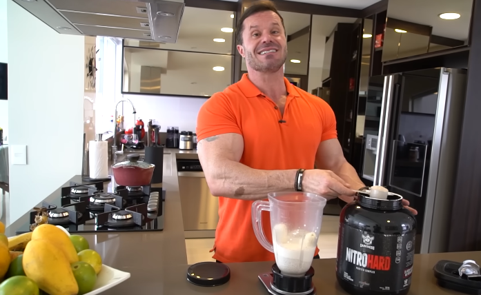 Renato Cariani preparando shake